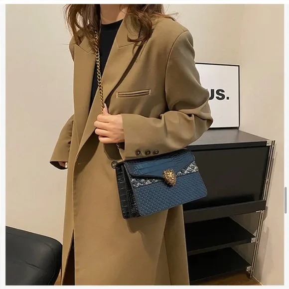 Unbranded Elegant Black Snake-Print Bag w/  Golden Lion Head & Golden Chain-NIP - Picture 2 of 16